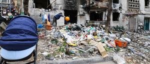 Straßenszene im zerstörten Mariupol