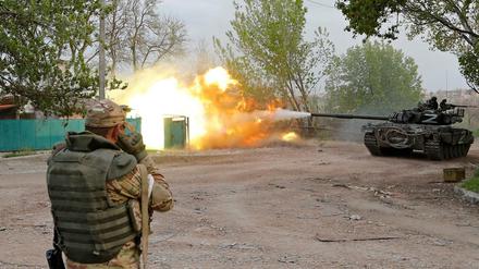 Soldaten von pro-russischen Truppen feuern von einem Panzer nahe dem Azovstal-Stahlwerk in Mariupol.