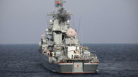 Der russische Raketenkreuzer Moskwa 2015 in der Nähe des Hafens von Tartus in Syrien.