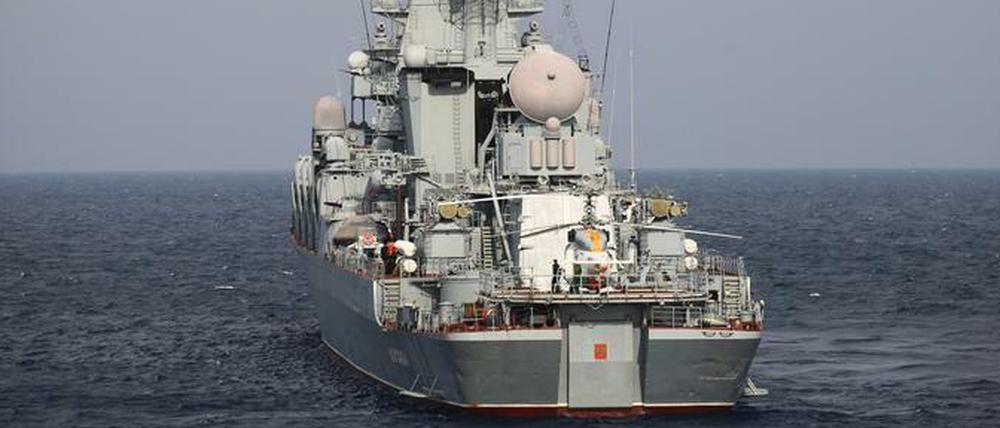 Der russische Raketenkreuzer Moskwa 2015 in der Nähe des Hafens von Tartus in Syrien.