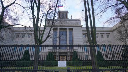 Blick am frühen Morgen auf das Botschaftsgebäude von Russland.