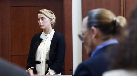 Die US-Schauspielerin Amber Heard wirft ihrem Ex-Mann Johnny Depp „ungezügelte physische Gewalt“ vor.