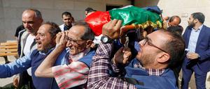 Journalisten und andere Trauernde tragen den Leichnam der getöteten Journalistin Shirin Abu Akle.