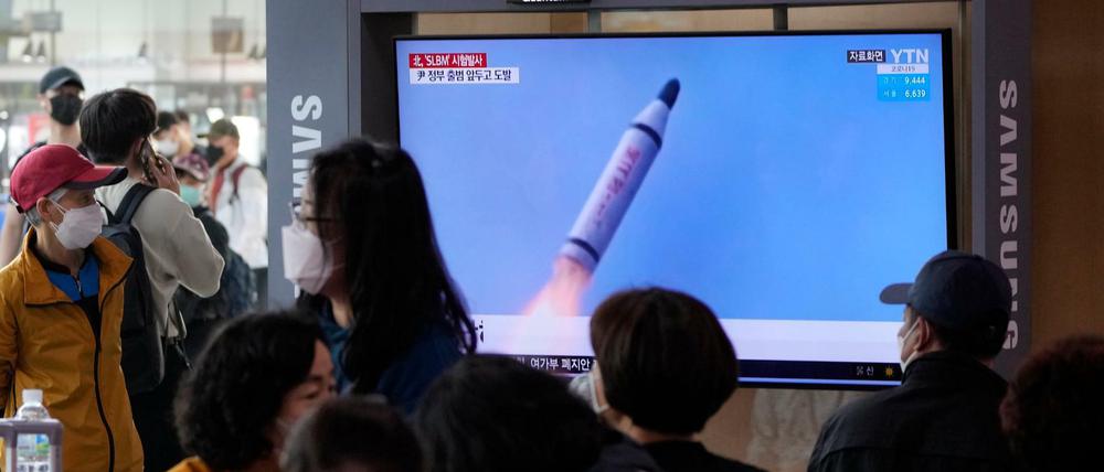 Nachrichtensendung in Südkorea mit dem Archivbild eines Raketenstarts des Nordens