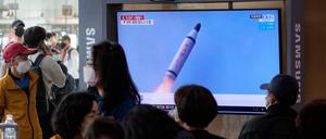 Nachrichtensendung in Südkorea mit dem Archivbild eines Raketenstarts des Nordens
