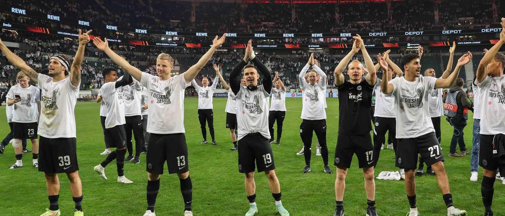 In extra angefertigten Shirts feiern die Profis von Eintracht Frankfurt den Einzug ins Finale der Europa League.