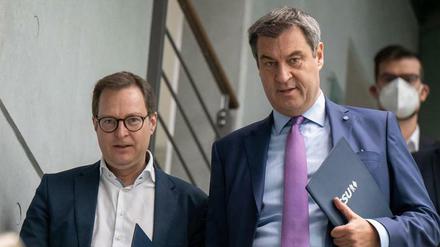 Markus Söder (r.), CSU-Parteivorsitzender, und Martin Huber gehen gemeinsam zur Sitzung des CSU-Parteivorstands. Der CSU-Landtagsabgeordnete Huber wird neuer Generalsekretär der Partei.