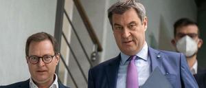 Markus Söder (r.), CSU-Parteivorsitzender, und Martin Huber gehen gemeinsam zur Sitzung des CSU-Parteivorstands. Der CSU-Landtagsabgeordnete Huber wird neuer Generalsekretär der Partei.