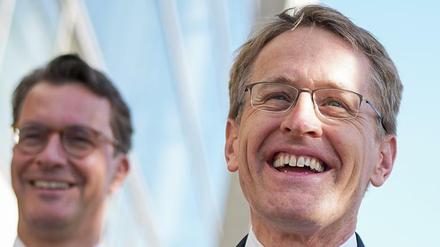 Daniel Günther (rechts, CDU), Ministerpräsident von Schleswig Holstein kommt neben Hendrik Wüst (CDU), Ministerpräsident von Nordrhein-Westfalen zur Sitzung des CDU Bundesvorstands nach der Landtagswahl in Schleswig Holstein. 