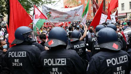 Schwieriger Einsatz: Polizisten bei der Nakba-Demo im Mai 2021 in Neukölln.