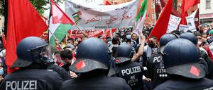 Schwieriger Einsatz: Polizisten bei der Nakba-Demo im Mai 2021 in Neukölln.