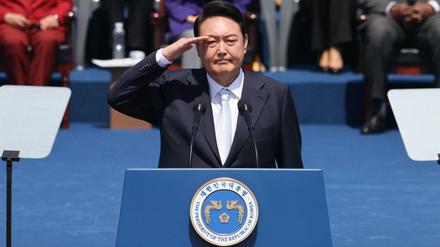Yoon Suk Yeol salutiert während seiner Amtseinführung als neuer südkoreanischer Präsident vor der Nationalversammlung.