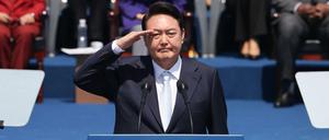 Yoon Suk Yeol salutiert während seiner Amtseinführung als neuer südkoreanischer Präsident vor der Nationalversammlung.