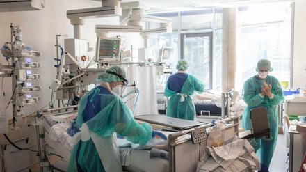 Behandlung eines Patienten auf einer Intensivstation für Covid-Patienten.