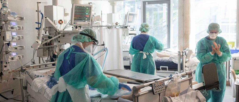 Behandlung eines Patienten auf einer Intensivstation für Covid-Patienten.