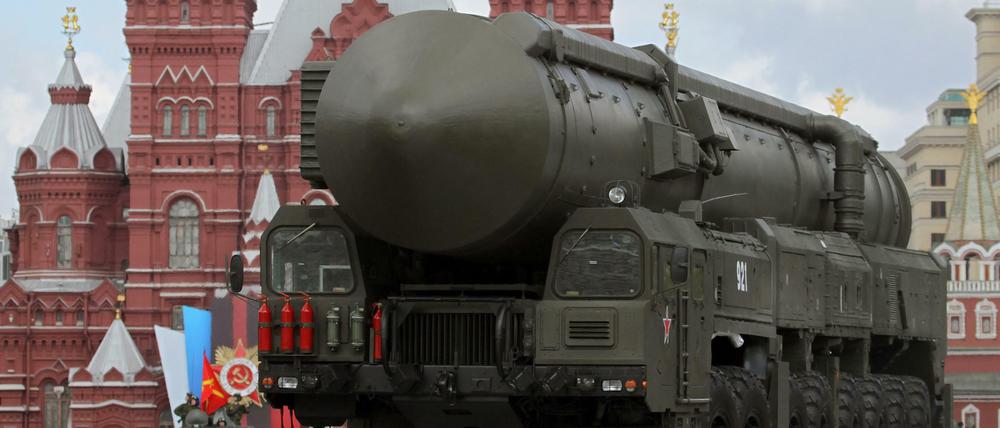 Eine moderne strategische russische Atomrakete vom Typ Topol-M (Nato-Code: SS-27 Sickle B) fährt im Mai 2011 bei der Militärparade zum Tag des Sieges über den Roten Platz in Moskau.