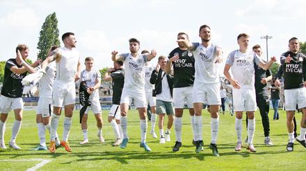 Hat geklappt. Die Spieler des SV Elversberg freuen sich, die Frankfurter waren auch zufrieden.