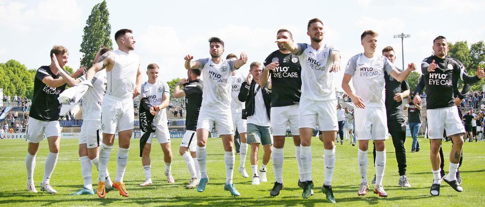 Hat geklappt. Die Spieler des SV Elversberg freuen sich, die Frankfurter waren auch zufrieden.