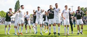 Hat geklappt. Die Spieler des SV Elversberg freuen sich, die Frankfurter waren auch zufrieden.