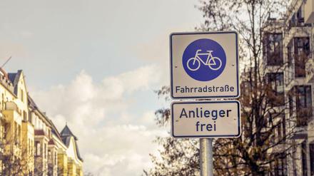 Alle haben ein Anliegen. Die Stargarder Straße in Prenzlauer ist jetzt Radlern vorbehalten. Viele Autofahrer halten sich nicht daran.
