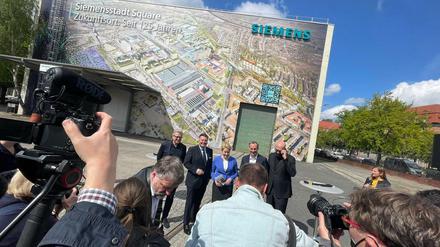 Und alle so: Cheese. Die Regierende, Senatoren, Siemensianer vor der neuen Simulation am Werk.