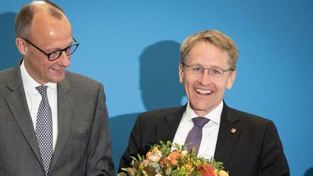 Daniel Günther (CDU, rechts), Ministerpräsident von Schleswig-Holstein steht neben Friedrich Merz, CDU Bundesvorsitzender vor Beginn der Sitzung des CDU Bundesvorstands nach der Landtagswahl in dem nördlichsten Bundesland. 