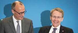 Daniel Günther (CDU, rechts), Ministerpräsident von Schleswig-Holstein steht neben Friedrich Merz, CDU Bundesvorsitzender vor Beginn der Sitzung des CDU Bundesvorstands nach der Landtagswahl in dem nördlichsten Bundesland. 