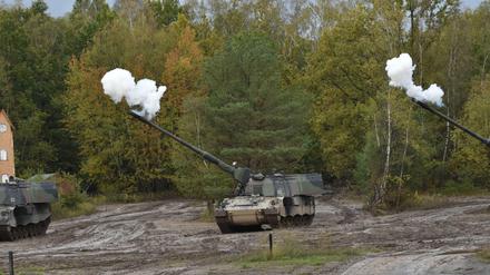 Panzerhaubitze 2000 der Bundeswehr während einer Lehrübung.