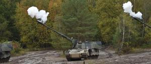 Panzerhaubitze 2000 der Bundeswehr während einer Lehrübung.