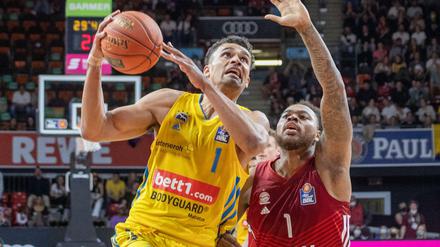 Harter Fight,. Da Silva (links) und Bayerns Deshaun Thomas. 