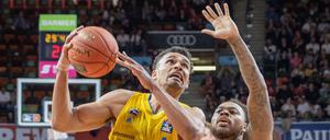 Harter Fight,. Da Silva (links) und Bayerns Deshaun Thomas.