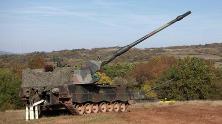 Panzerhaubitzen 2000 des Artilleriebataillons 295 feuern während einer Übung 2019 Nebelmunition ab. 