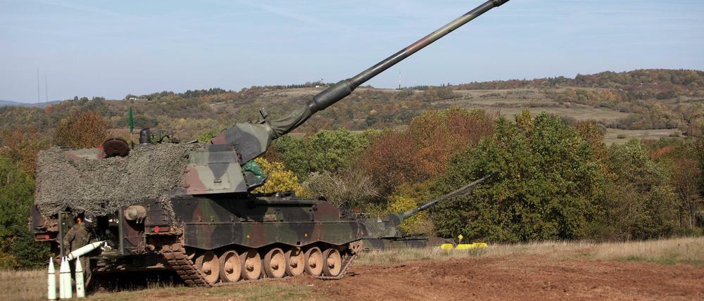 Panzerhaubitzen 2000 des Artilleriebataillons 295 feuern während einer Übung 2019 Nebelmunition ab. 