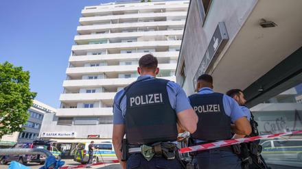 Polizisten stehen vor einem Hochhaus in der Innenstadt von Hanau, wo am Morgen das tote Mädchen gefunden wurde. 