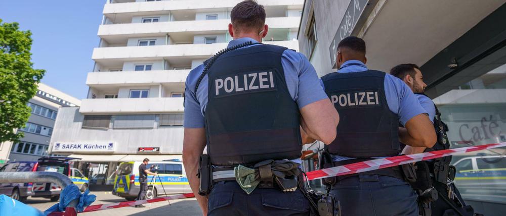Polizisten stehen vor einem Hochhaus in der Innenstadt von Hanau, wo am Morgen das tote Mädchen gefunden wurde.