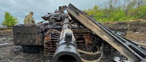 Ein zerstörter russischer Panzer in der Region Charkiw