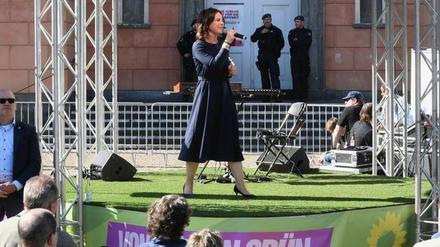 Außenministerin Annalena Baerbock (Grüne) bei einem Wahlkampfauftritt in Wuppertal. Aus den Reihen von Demonstranten flog laut Polizei ein Ei Richtung Baerbock.