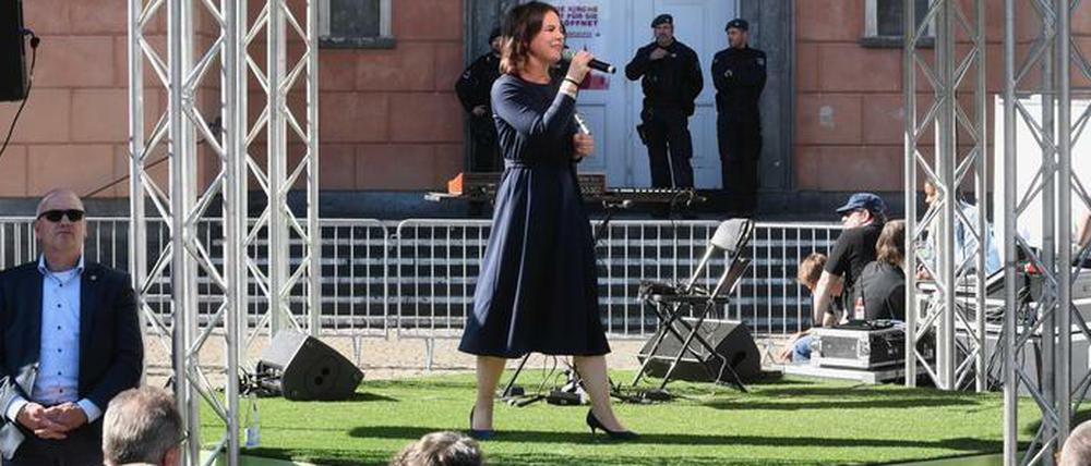 Außenministerin Annalena Baerbock (Grüne) bei einem Wahlkampfauftritt in Wuppertal. Aus den Reihen von Demonstranten flog laut Polizei ein Ei Richtung Baerbock.