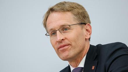 Daniel Günther am Tag nach der Landtagswahl bei einer Pressekonferenz in Berlin.