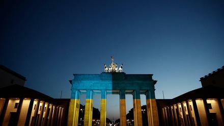 Das Brandenburger Tor wurde am Montag aus Anlass des Europatages erneut mit den ukrainischen Nationalfarben angestrahlt.