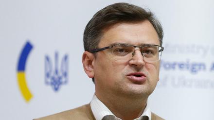 Dmytro Kuleba, Außenminister der Ukraine, spricht während einer gemeinsamen Pressekonferenz mit Außenministerin Baerbock, die am Dienstag die Ukraine besucht hatte.