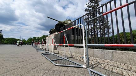 Gitter vor dem Sowjetischen Ehrenmal im Tiergarten