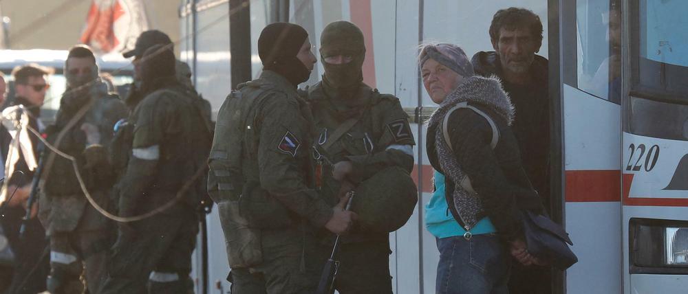 Pro-russische Soldaten kontrollieren die Evakuierungsaktion rund um das Stahlwerk Mariupol.