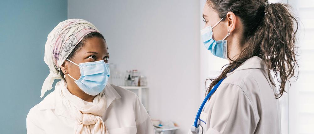 Ob als Ärztin oder Pflegekraft: Migrantinnen, die große Mehrheit sind Frauen, sind unverzichtbar im Gesundheitssystem.