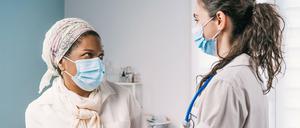 Ob als Ärztin oder Pflegekraft: Migrantinnen, die große Mehrheit sind Frauen, sind unverzichtbar im Gesundheitssystem.