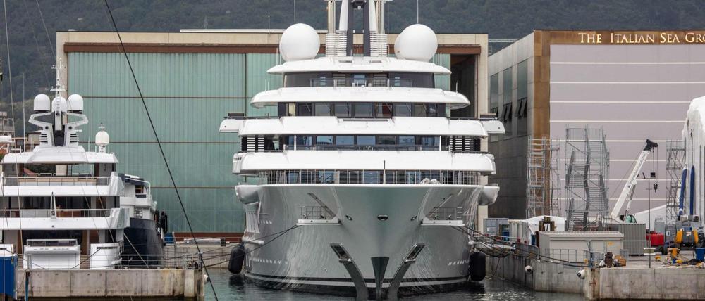 Dicker Pott. Die Jacht Scheherazade gehört offenbar formell einem russischen Oligarchen, womöglich aber Wladimir Putin. Das Schiff wurde vergangenen Freitag in einem italienischen Hafen festgesetzt.