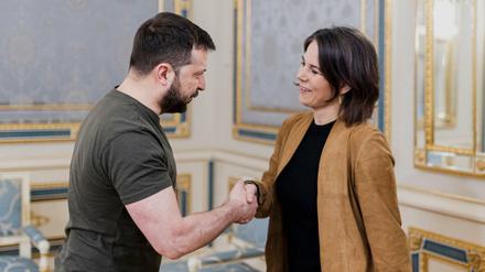 Wolodymyr Selenskyj (l.), Präsident der Ukraine, begrüßt Außenministerin Annalena Baerbock (Bündnis 90/Grüne). 