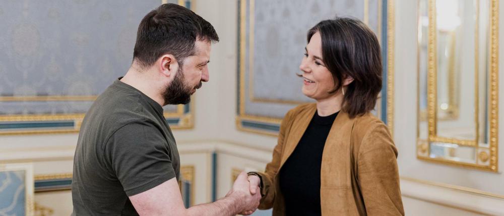 Wolodymyr Selenskyj (l.), Präsident der Ukraine, begrüßt Außenministerin Annalena Baerbock (Bündnis 90/Grüne). 