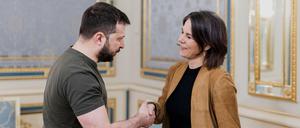 Wolodymyr Selenskyj (l.), Präsident der Ukraine, begrüßt Außenministerin Annalena Baerbock (Bündnis 90/Grüne). 