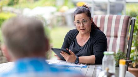 Anna-Maria Toska, Erhebungsbeauftragte für den Zensus 2022, führt eine Befragung durch.